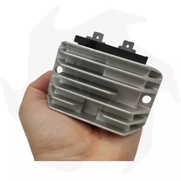 Regolatore di tensione 12V 30A 7 poli per LOMBARDINI 3LD - 4LD (5) Regolatore di tensione 12V 30A 7 poli per LOMBARDINI 3LD – 4LD - immagine 1